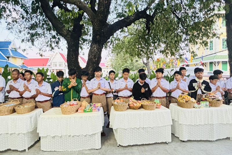 กิจกรรมทำบุญตักบาตรในช่วงเช้า ณ วัดเทพศิรินทราวาส