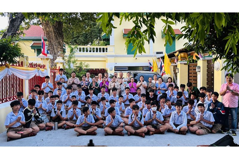 กิจกรรมทำบุญตักบาตรในช่วงเช้า ณ วัดเทพศิรินทราวาส