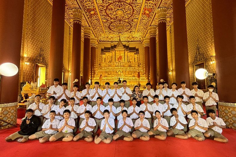 กิจกรรมทำบุญตักบาตรในช่วงเช้า ณ วัดเทพศิรินทราวาส
