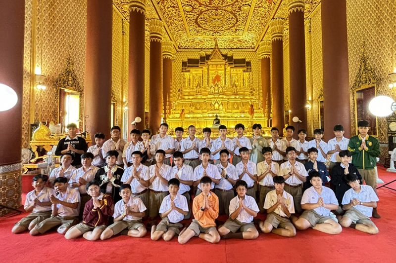 กิจกรรมทำบุญตักบาตรในช่วงเช้า ณ วัดเทพศิรินทราวาส