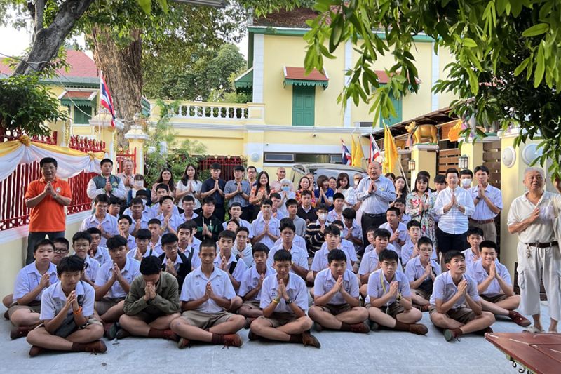 กิจกรรมทำบุญตักบาตรในช่วงเช้า ณ วัดเทพศิรินทราวาส