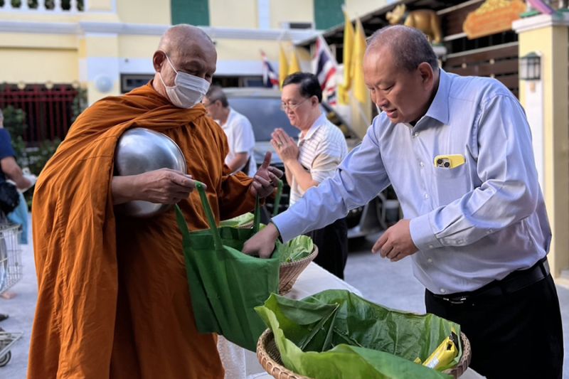 กิจกรรมทำบุญตักบาตรในช่วงเช้า ณ วัดเทพศิรินทราวาส