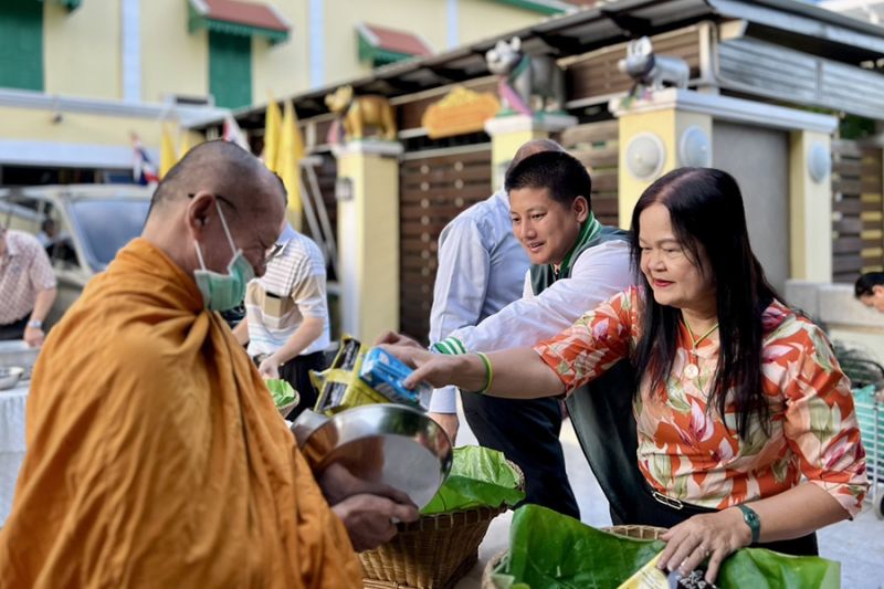 กิจกรรมทำบุญตักบาตรในช่วงเช้า ณ วัดเทพศิรินทราวาส