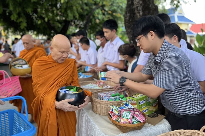 กิจกรรมทำบุญตักบาตรในช่วงเช้า ณ วัดเทพศิรินทราวาส