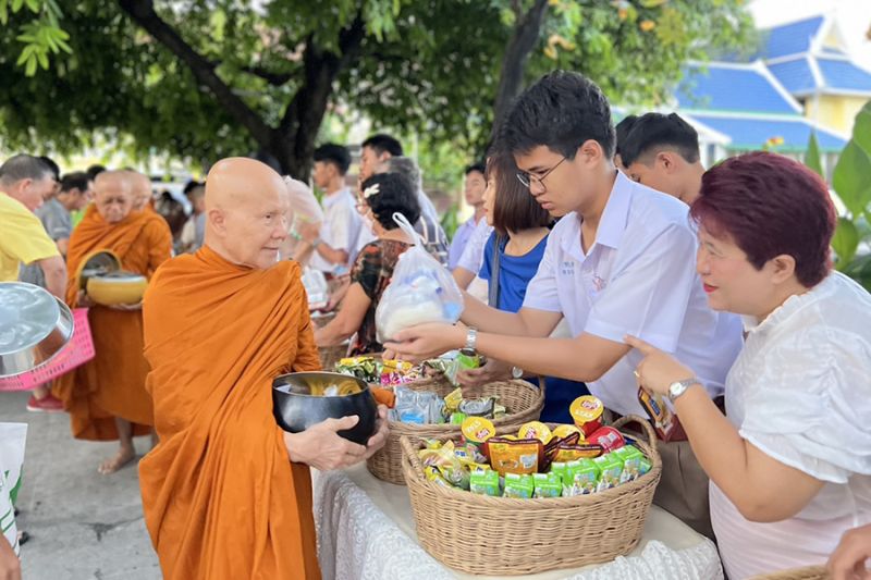 กิจกรรมทำบุญตักบาตรในช่วงเช้า ณ วัดเทพศิรินทราวาส