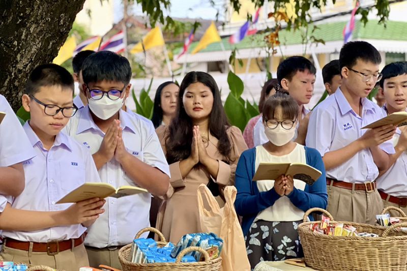 กิจกรรมทำบุญตักบาตรในช่วงเช้า ณ วัดเทพศิรินทราวาส