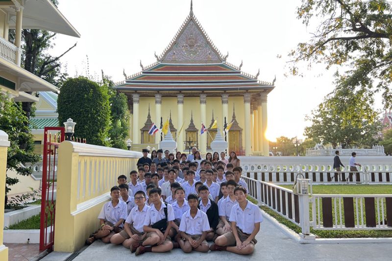 กิจกรรมทำบุญตักบาตรในช่วงเช้า ณ วัดเทพศิรินทราวาส