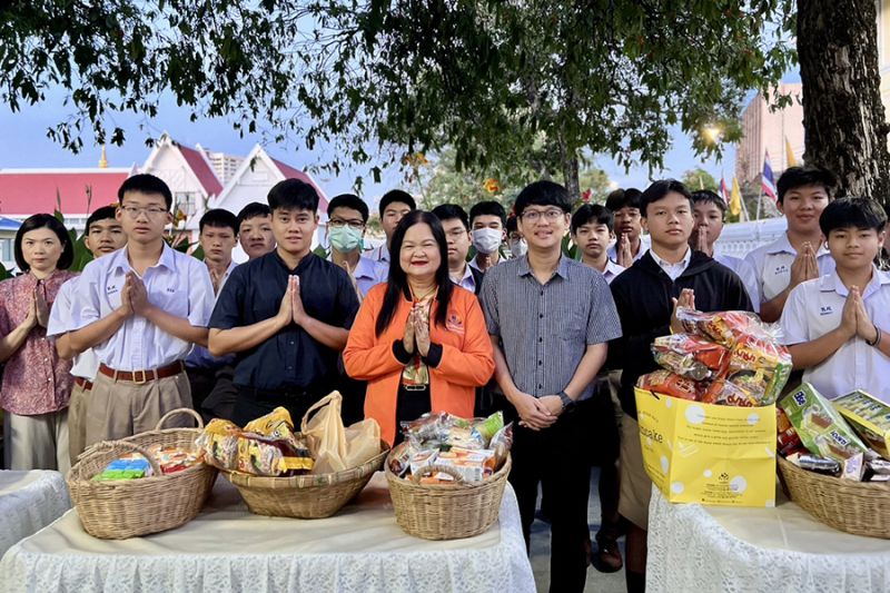 กิจกรรมทำบุญตักบาตรในช่วงเช้า ณ วัดเทพศิรินทราวาส