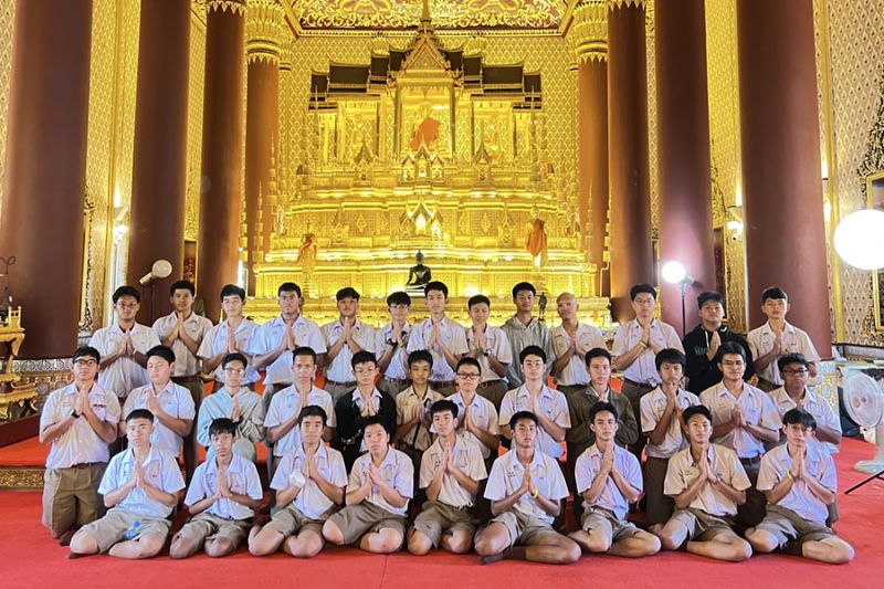 กิจกรรมทำบุญตักบาตรในช่วงเช้า ณ วัดเทพศิรินทราวาส