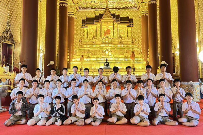 กิจกรรมทำบุญตักบาตรในช่วงเช้า ณ วัดเทพศิรินทราวาส