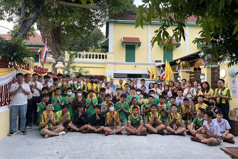 กิจกรรมทำบุญตักบาตรในช่วงเช้า ณ วัดเทพศิรินทราวาส