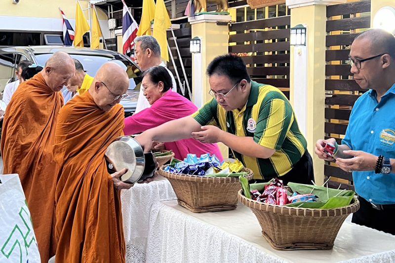 กิจกรรมทำบุญตักบาตรในช่วงเช้า ณ วัดเทพศิรินทราวาส
