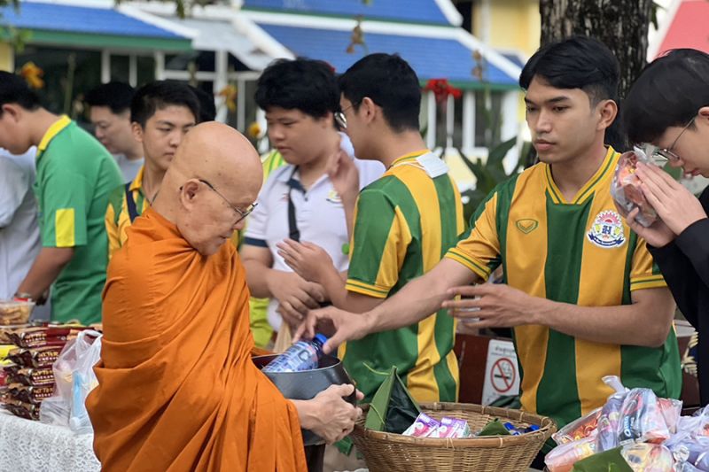 กิจกรรมทำบุญตักบาตรในช่วงเช้า ณ วัดเทพศิรินทราวาส