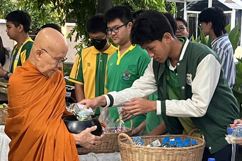 กิจกรรมทำบุญตักบาตรในช่วงเช้า ณ วัดเทพศิรินทราวาส