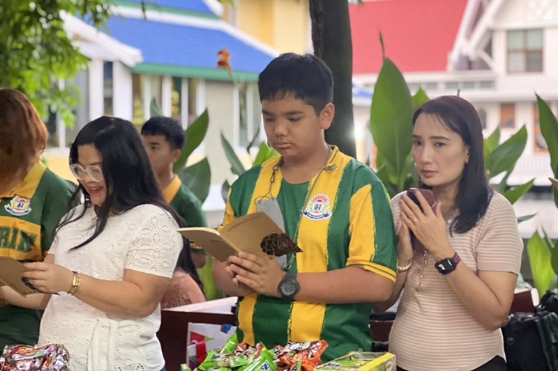 กิจกรรมทำบุญตักบาตรในช่วงเช้า ณ วัดเทพศิรินทราวาส