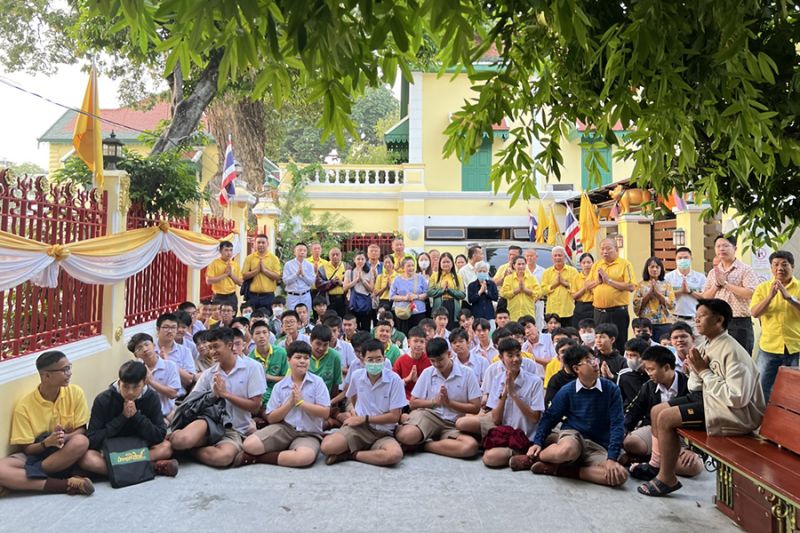 กิจกรรมทำบุญตักบาตรในช่วงเช้า ณ วัดเทพศิรินทราวาส