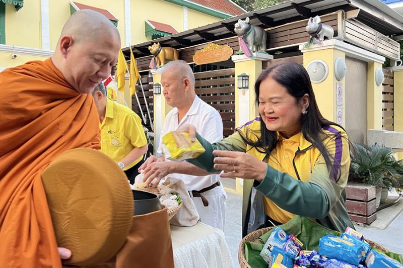 กิจกรรมทำบุญตักบาตรในช่วงเช้า ณ วัดเทพศิรินทราวาส
