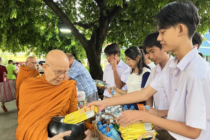 กิจกรรมทำบุญตักบาตรในช่วงเช้า ณ วัดเทพศิรินทราวาส