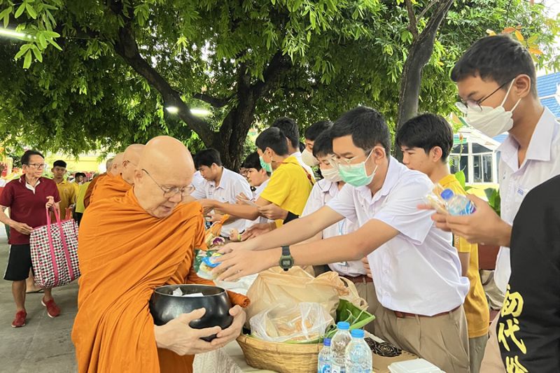 กิจกรรมทำบุญตักบาตรในช่วงเช้า ณ วัดเทพศิรินทราวาส