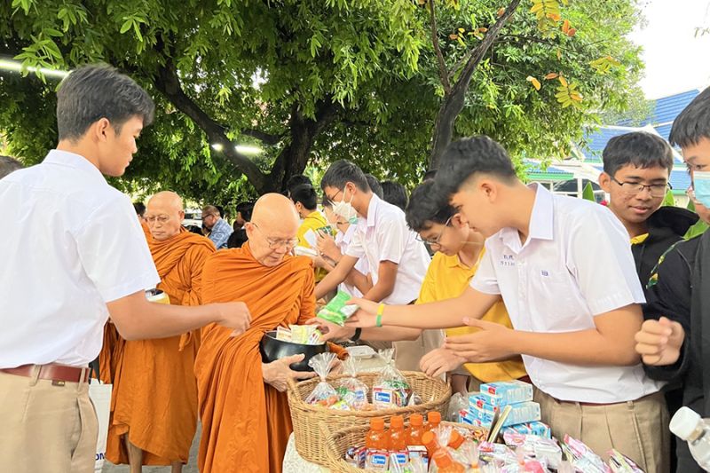 กิจกรรมทำบุญตักบาตรในช่วงเช้า ณ วัดเทพศิรินทราวาส