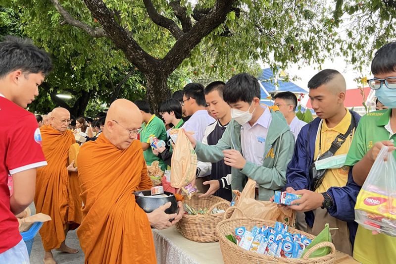 กิจกรรมทำบุญตักบาตรในช่วงเช้า ณ วัดเทพศิรินทราวาส