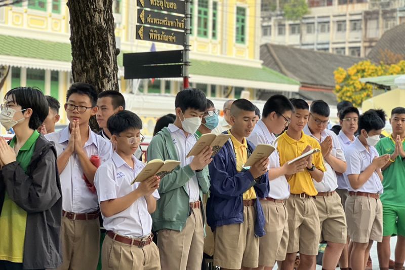 กิจกรรมทำบุญตักบาตรในช่วงเช้า ณ วัดเทพศิรินทราวาส