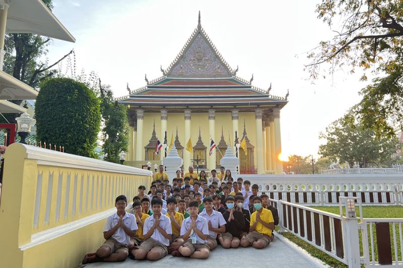 กิจกรรมทำบุญตักบาตรในช่วงเช้า ณ วัดเทพศิรินทราวาส