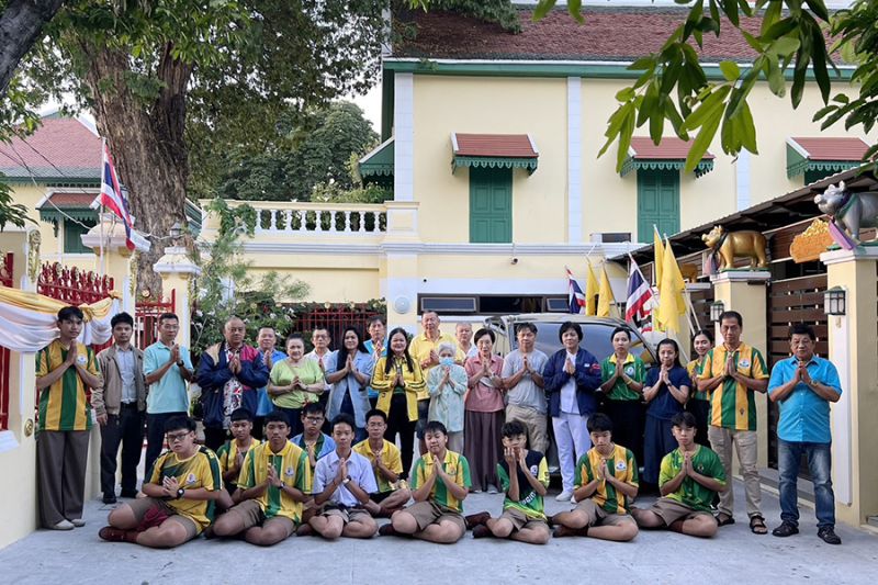 กิจกรรมทำบุญตักบาตรในช่วงเช้า ณ วัดเทพศิรินทราวาส