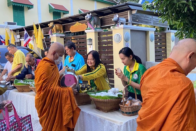 กิจกรรมทำบุญตักบาตรในช่วงเช้า ณ วัดเทพศิรินทราวาส