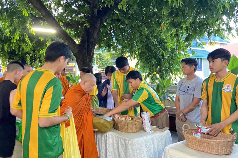 กิจกรรมทำบุญตักบาตรในช่วงเช้า ณ วัดเทพศิรินทราวาส