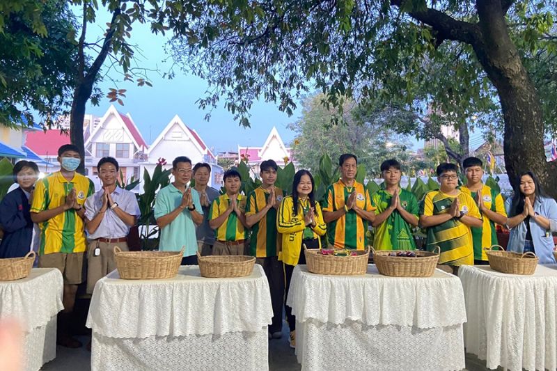 กิจกรรมทำบุญตักบาตรในช่วงเช้า ณ วัดเทพศิรินทราวาส