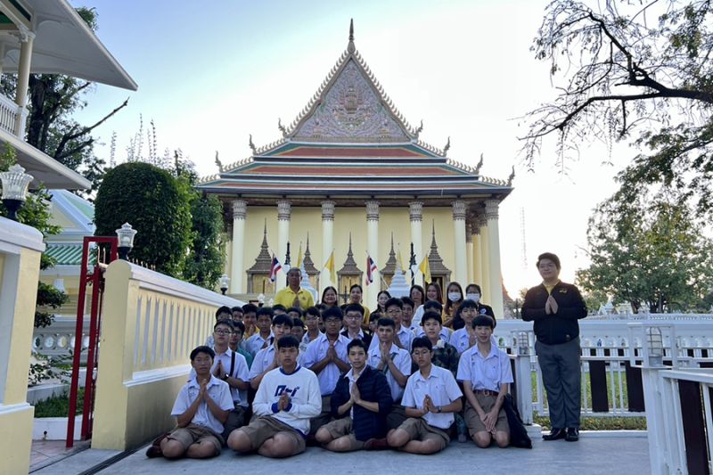 กิจกรรมทำบุญตักบาตรในช่วงเช้า ณ วัดเทพศิรินทราวาส