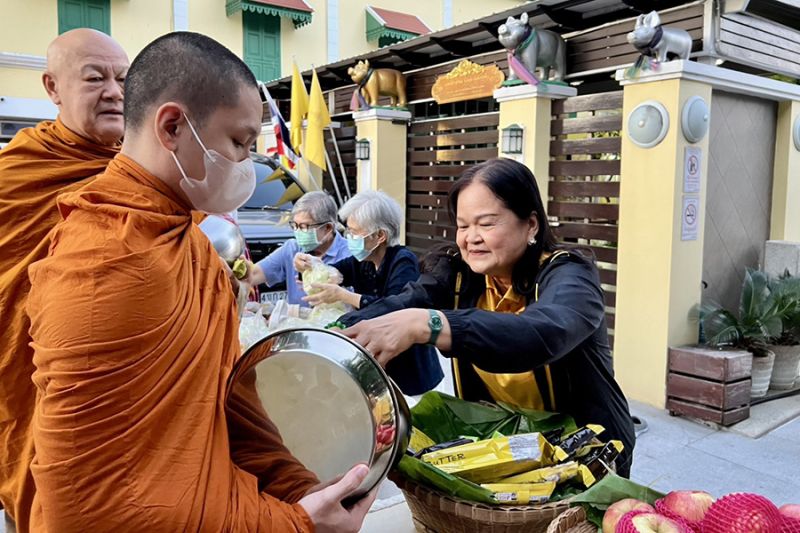 กิจกรรมทำบุญตักบาตรในช่วงเช้า ณ วัดเทพศิรินทราวาส