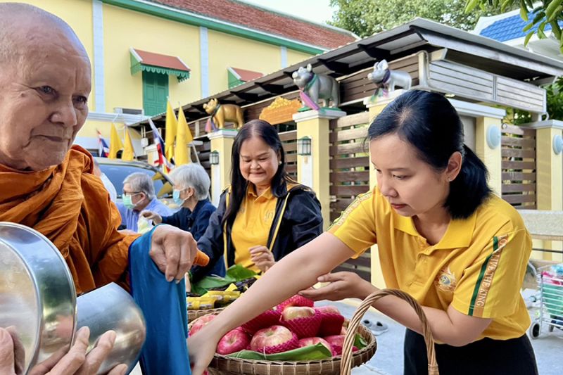กิจกรรมทำบุญตักบาตรในช่วงเช้า ณ วัดเทพศิรินทราวาส