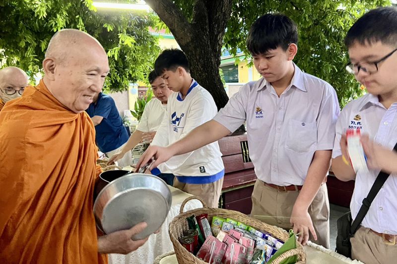 กิจกรรมทำบุญตักบาตรในช่วงเช้า ณ วัดเทพศิรินทราวาส