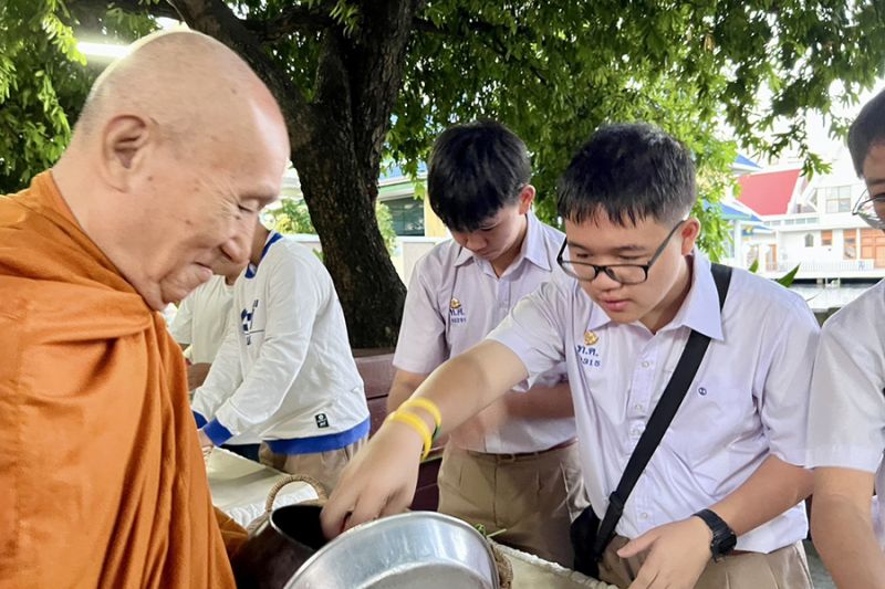 กิจกรรมทำบุญตักบาตรในช่วงเช้า ณ วัดเทพศิรินทราวาส