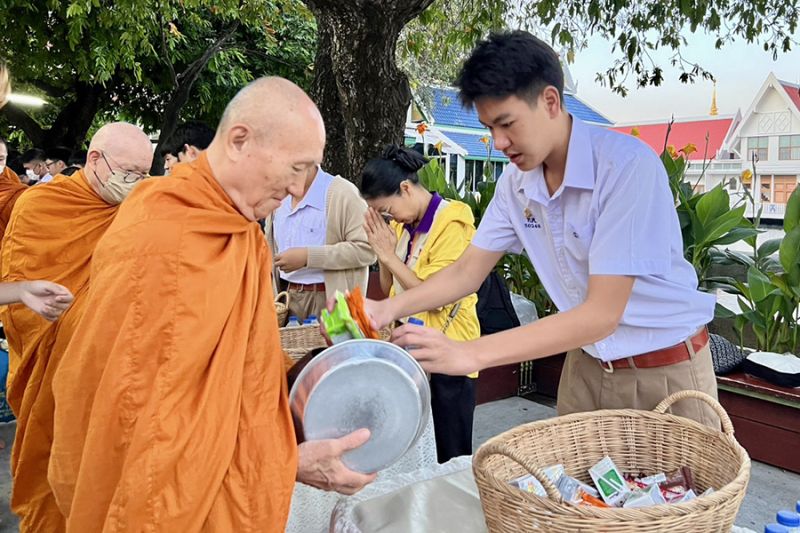 กิจกรรมทำบุญตักบาตรในช่วงเช้า ณ วัดเทพศิรินทราวาส