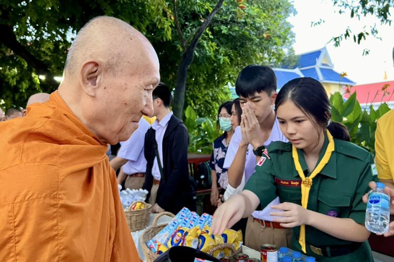 กิจกรรมทำบุญตักบาตรในช่วงเช้า ณ วัดเทพศิรินทราวาส