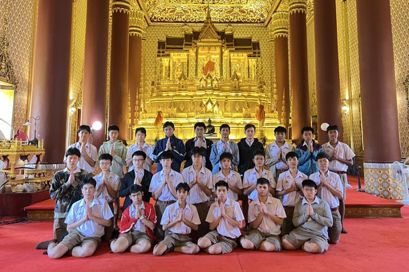 กิจกรรมทำบุญตักบาตรในช่วงเช้า ณ วัดเทพศิรินทราวาส