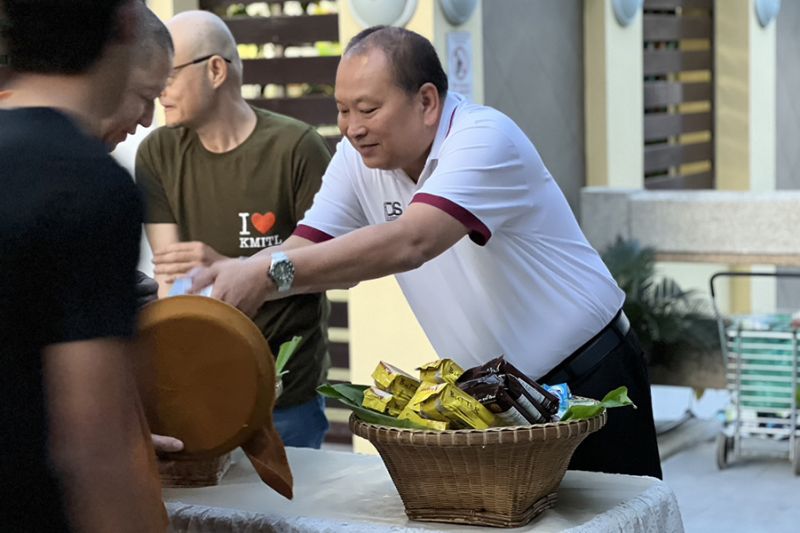 กิจกรรมทำบุญตักบาตรในช่วงเช้า ณ วัดเทพศิรินทราวาส