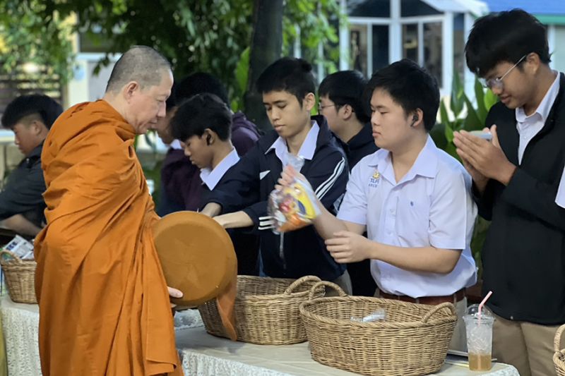 กิจกรรมทำบุญตักบาตรในช่วงเช้า ณ วัดเทพศิรินทราวาส