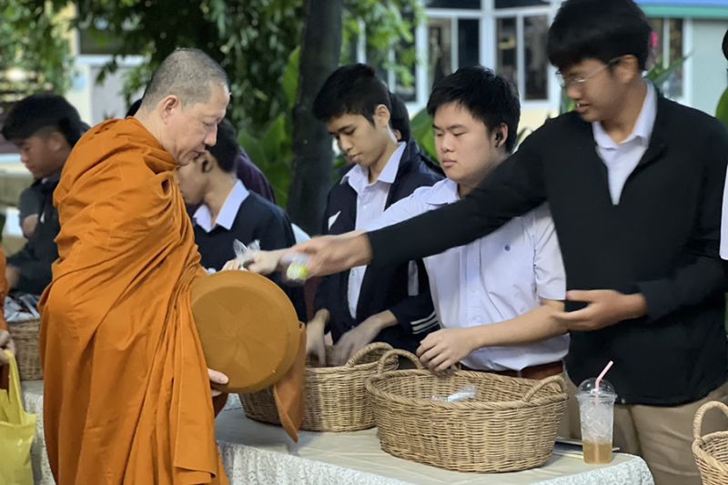 กิจกรรมทำบุญตักบาตรในช่วงเช้า ณ วัดเทพศิรินทราวาส