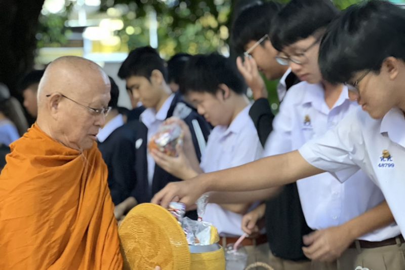 กิจกรรมทำบุญตักบาตรในช่วงเช้า ณ วัดเทพศิรินทราวาส