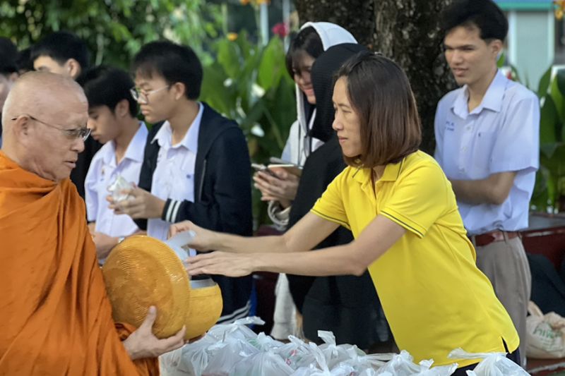 กิจกรรมทำบุญตักบาตรในช่วงเช้า ณ วัดเทพศิรินทราวาส