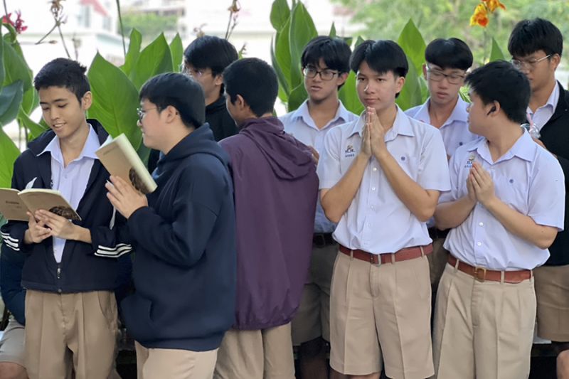 กิจกรรมทำบุญตักบาตรในช่วงเช้า ณ วัดเทพศิรินทราวาส