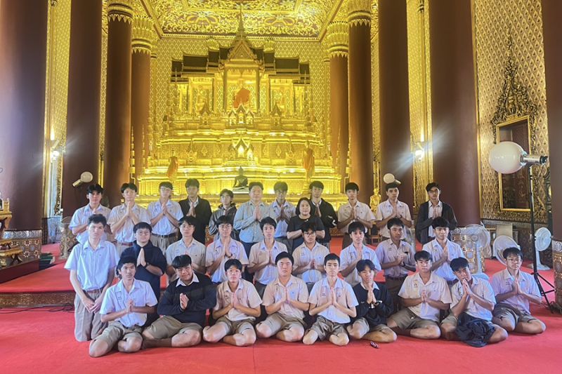 กิจกรรมทำบุญตักบาตรในช่วงเช้า ณ วัดเทพศิรินทราวาส