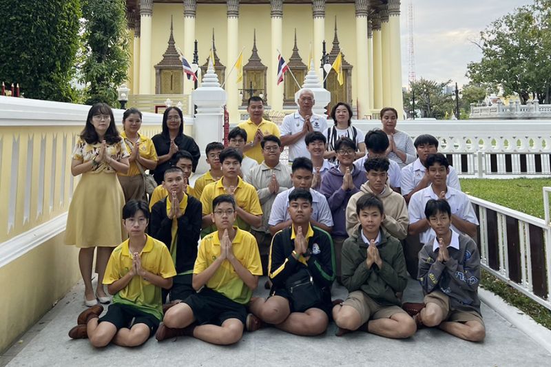 กิจกรรมทำบุญตักบาตรในช่วงเช้า ณ วัดเทพศิรินทราวาส