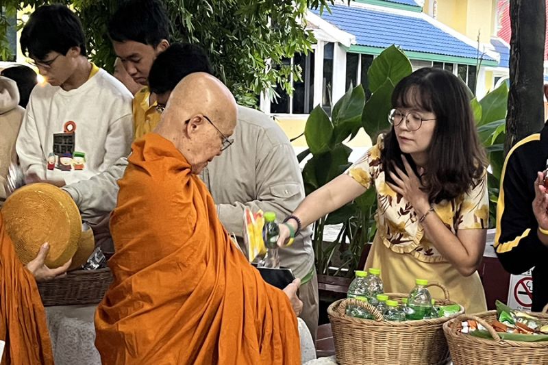 กิจกรรมทำบุญตักบาตรในช่วงเช้า ณ วัดเทพศิรินทราวาส