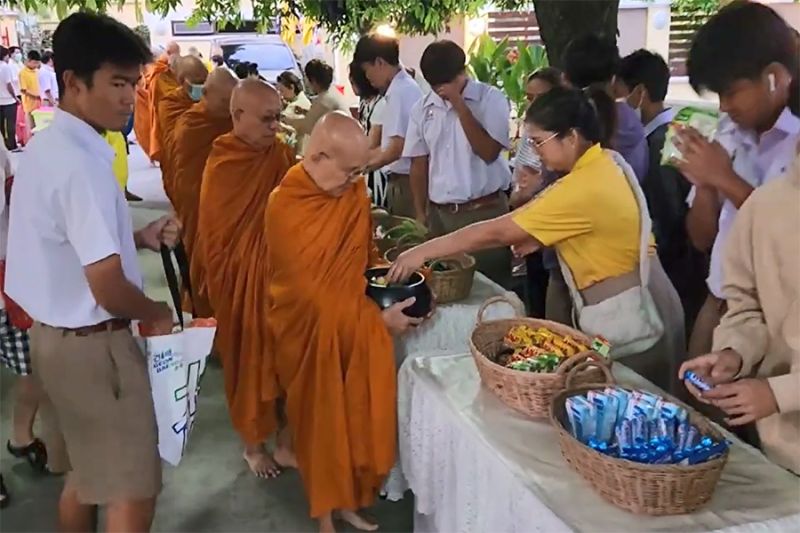 กิจกรรมทำบุญตักบาตรในช่วงเช้า ณ วัดเทพศิรินทราวาส