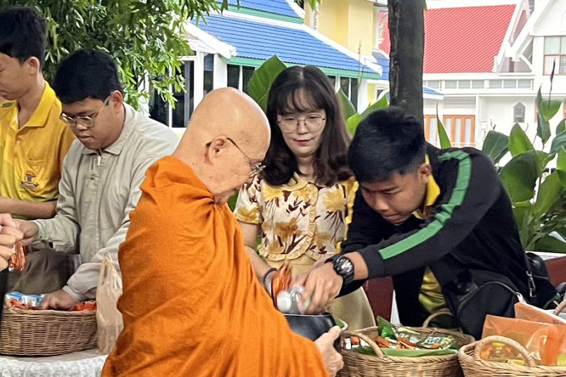 กิจกรรมทำบุญตักบาตรในช่วงเช้า ณ วัดเทพศิรินทราวาส